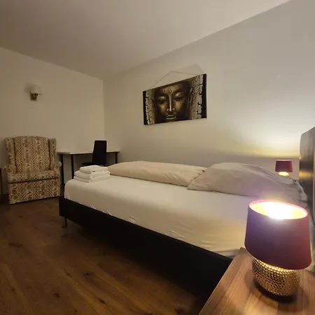 Gemuetliches Mit Franzoesischem Doppelbett An Der Universitaetsklinik *