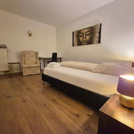 Gemuetliches Mit Franzoesischem Doppelbett An Der Universitaetsklinik *