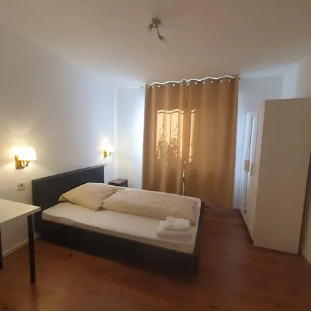 Gemuetliches Mit Franzoesischem Doppelbett An Der Universitaetsklinik