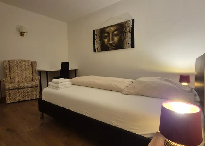 Gemuetliches Mit Franzoesischem Doppelbett An Der Universitaetsklinik *