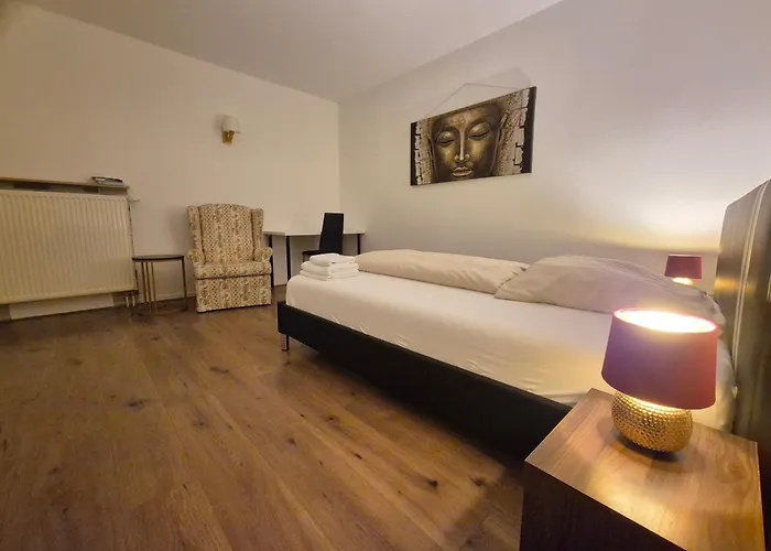 Gemuetliches Mit Franzoesischem Doppelbett An Der Universitaetsklinik *